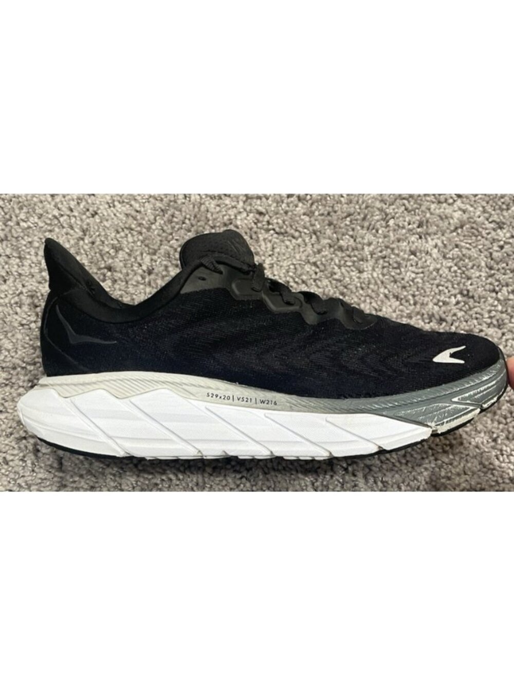 Hoka One One Woman’s Arahi 6 Black Running Shoes Sneakers Size 6.5B 1123195